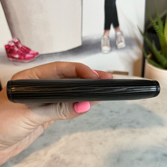 Louis Vuitton Black Epi 6 Key Holder - Picture 13 of 14